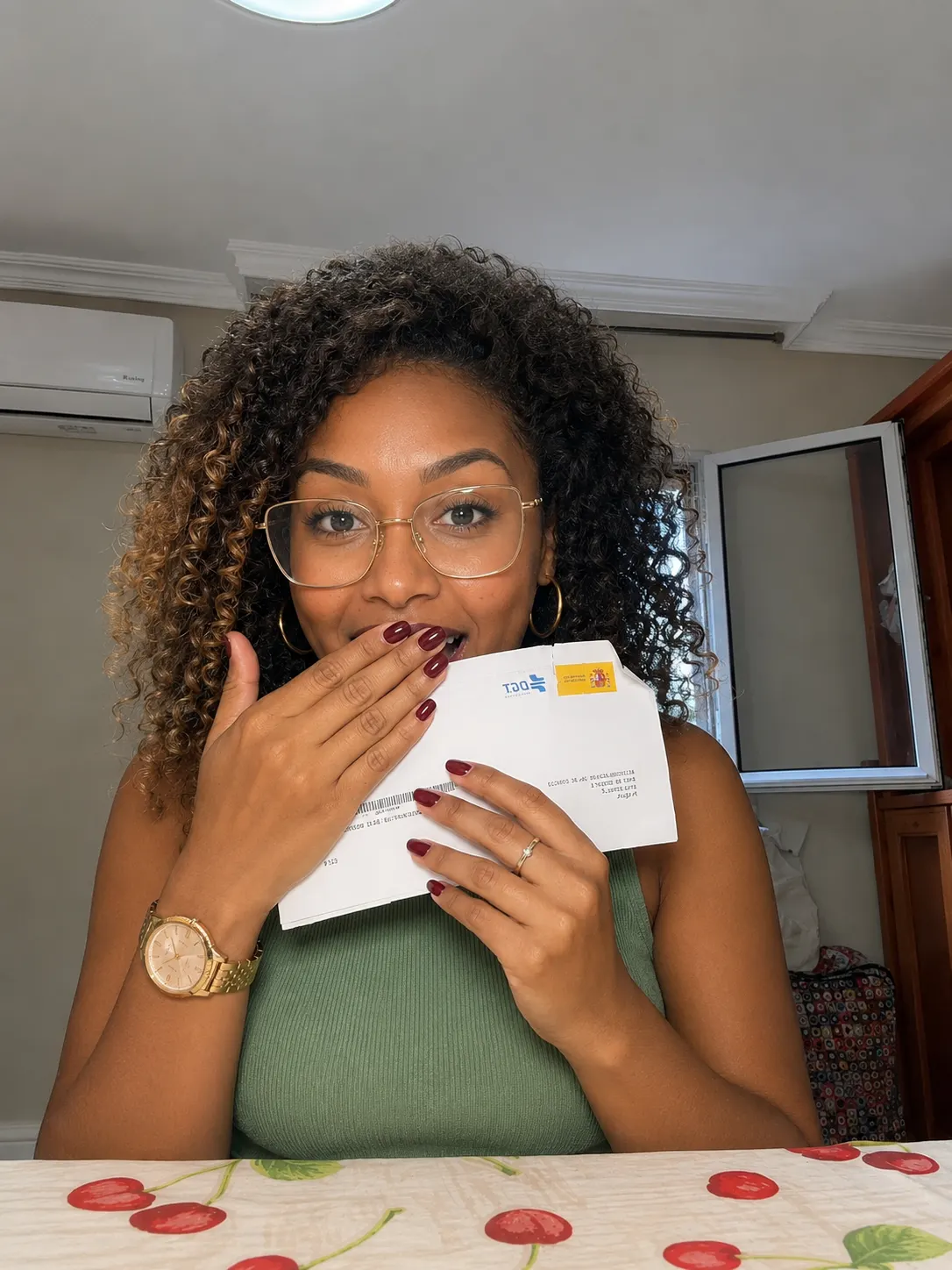 Clienta recibiendo en casa la carta oficial con su permiso